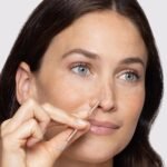 TWEEZERMAN Blackhead Remover (Pore Cleaner with Two Loops for Blemishes, Ergonomic Handle, Stainless Steel) Rose Gold - Image 5